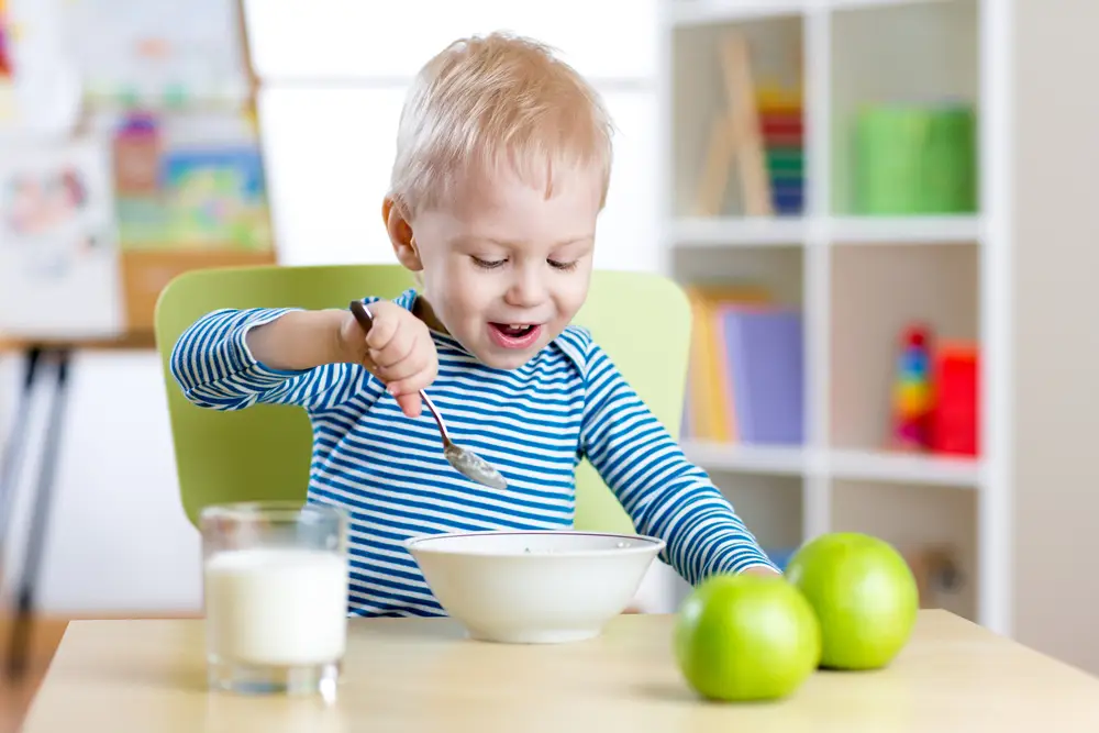 Jak zpestřit dětem jídelníček? Zkuste ořechová másla, ovocné sladkosti i rostlinné nápoje
